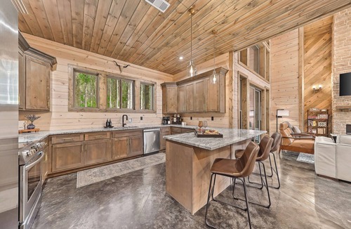 Pickens Cabin | Entertainment Oasis: Putting Green, Pet Friendly, Firewood, Ride to ATV Trails