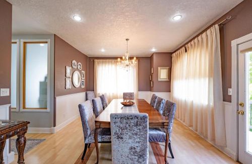 Philomath House | Entire house with basement Redtail Ridge Sleeps up 25 OSU Beaches PNW
