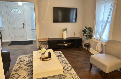 North End House | Entire Rental Unit Saint Paul Lovely Modern Home