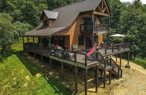 Tomah Cabin | Escape to the woodland getaway of The LeClaire Lodge - PET FRIENDLY!