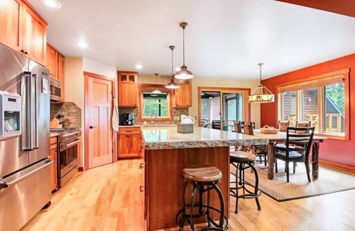 Stone Lake House | Executive Escape on LCO Stone Lake Hayward Sleeps 10+ Enjoy Fall at the lake!