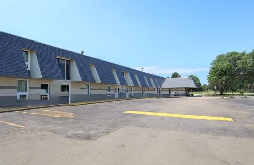 Owatonna Hotel | Executive Inn By Belvilla Owatonna Hwy 35