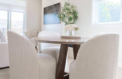 Mount Forest House | Executive Luxury Condo Corporate Stay Sleeps 4