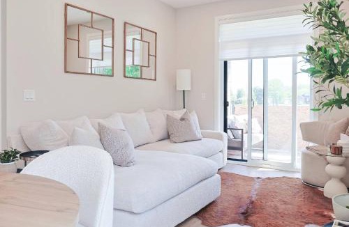 Mount Forest House | Executive Luxury Condo Corporate Stay Sleeps 4