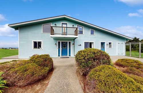 Fort Bragg House | Expansive Oceanfront Escape - Hot Tub, Grill, Yard