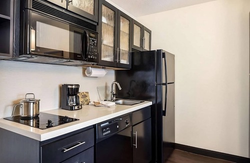 North Olmsted Hotel | Experience Convenient Stay in North Olmsted! Pet-Friendly Unit, w/Kitchenette
