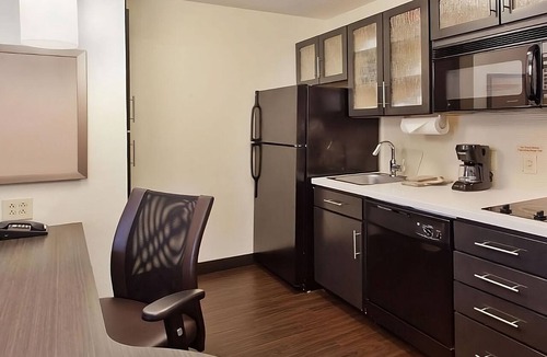 North Olmsted Hotel | Experience Convenient Stay in North Olmsted! Pet-Friendly Unit, w/Kitchenette