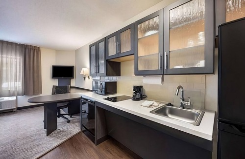 North Olmsted Hotel | Experience Convenient Stay in North Olmsted! Pet-Friendly Unit, w/Kitchenette