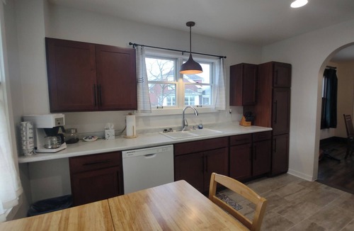 Cochrane House | Family-Friendly 3-bedroom house, Firepit, Clawfoot Tub, Local Attractions