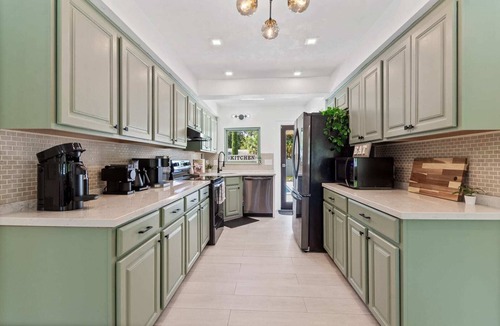 Gainesville House | Family-Friendly Gainesville Home - Walk to UF - Pool + Sleeps 16