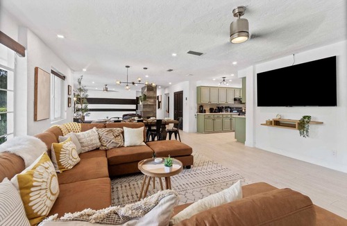 Gainesville House | Family-Friendly Gainesville Home - Walk to UF - Pool + Sleeps 16