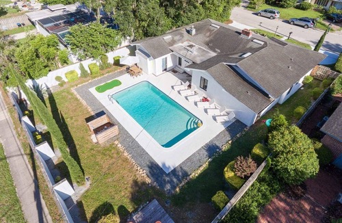 Gainesville House | Family-Friendly Gainesville Home - Walk to UF - Pool + Sleeps 16