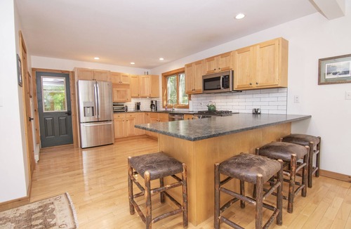 Hillcrest House | Family Friendly Grand Getaway in the middle of Historic Lake Placid!