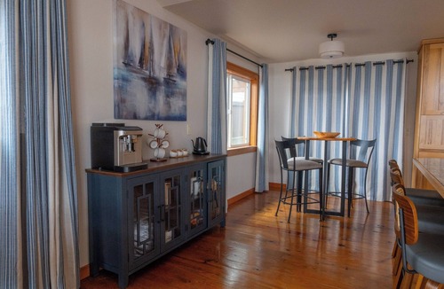 Allyn House | Family-friendly waterfront home with sunrise views of Mt. Rainier. Enjoy zero-bank access, kayaks, bocce, cozy fire pit, and hot tub. Plenty of space with 2 kings, queen + trundle, and queen Murphy bed. A perfect PNW escape minutes from Allyn.