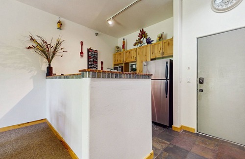 Taos Ski Valley Condo | Fantastic condo close to skiing with fireplace, gym, Ping-Pong - Snowbirds okay