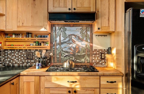 Government Camp House | Fantastic Custom Mountain Cabin w/Lodge Vibes, Hot Tub, Home Theater