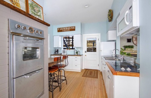 Fountain City House | Farmhouse Apartment - River Road Historic Home