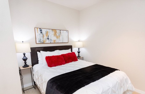 Kingfield Apartment | Fast WiFi🎯Keurig🎯In-Unit W/D🎯Walk to ❤️ of Uptown