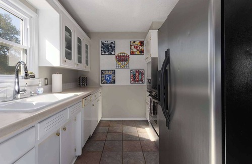 Lee's Summit House | MAJOR INTERNATIONAL SPORTING EVENT WC READY! 4 KING beds, Sleeps 8 Fenced Pets