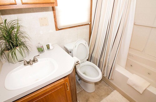 Thompson Square - Bunker Hill Boat Rental | Floating Cabin Perfect for a Unique Getaway to Boston, Massachusetts