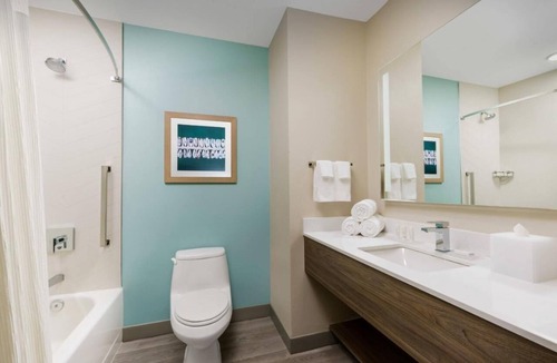 Marathon Hotel | Florida Keys Escape! 2 Elegant Rooms, Outdoor Pool, Free Breakfast!