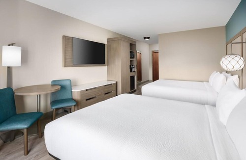Marathon Hotel | Florida Keys Escape! 2 Elegant Rooms, Outdoor Pool, Free Breakfast!