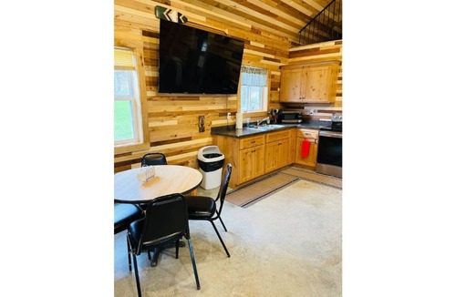 Dorchester Cabin | Fly Reel Cabin w/hot tub