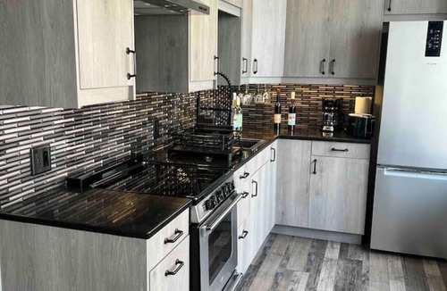 Fountain City House | Fountain City Loft, hot tub, river views