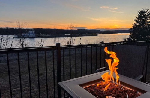 Fountain City House | Fountain City Loft, hot tub, river views