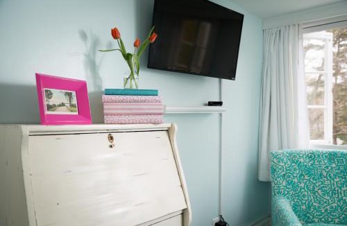 Old Bennington Hotel | Four Chimneys Inn