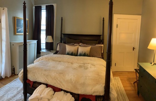 Saranac Lake Bed & Breakfast | Franklin Manor - Queen Suite Optional Adjoining