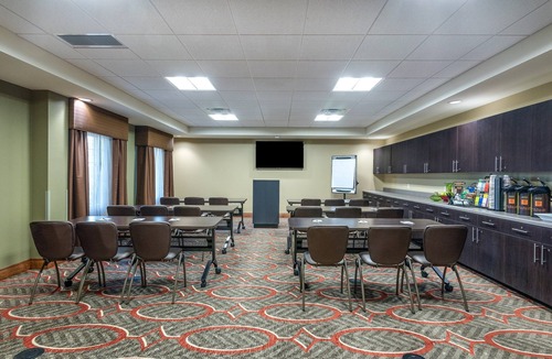 Altoona Apartment | Free Breakfast, Free Wi-Fi, Indoor Pool and Hot Tub | Studio with a Roll-in Shower