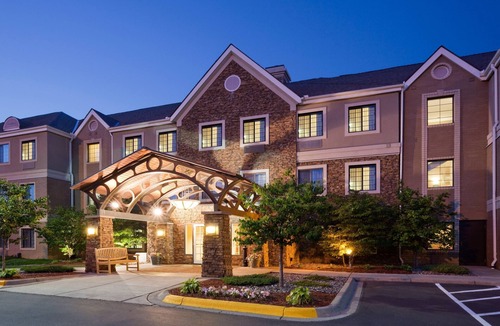 Maple Grove Condo | Free Breakfast. Pool & Hot Tub. Gym. Near Albertville Premium Outlets!