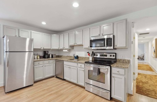 Bloomingdale Apartment | Free Parking! Large, 2BR/1.5BA with AC/TV/Internet