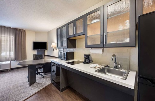 Florida Central Atlantic Coast Apartment | Fresh King Studio Suite | Full Kitchen & Outdoor Pool | 2.4 mi to Disney Springs