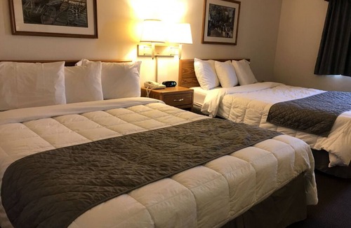 Thorp House | Friends Getaway! Budget Friendly, Free Parking and Breakfast, Pets Allowed!