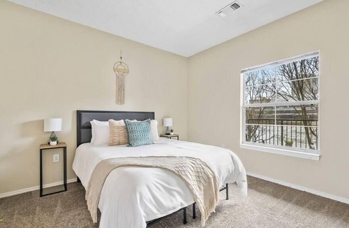 North Shore Apartment | Frontdesk | Bright 1 BR Close to Downtown