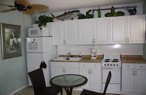 Marathon Apartment | Fully furnished studio, 50 yards from ocean, shared pool, fishing-jetty