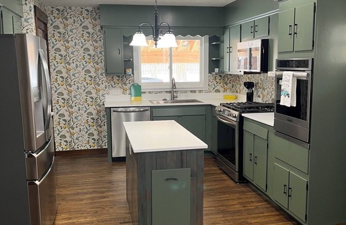 Geneva House | Fully Remodeled 5BR Geneva Retreat –Charm Near Lake Erie & Wineries sleeps 20