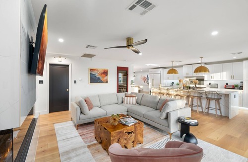 Village Grove House | Fun Poolside Paradise & BBQ Bliss