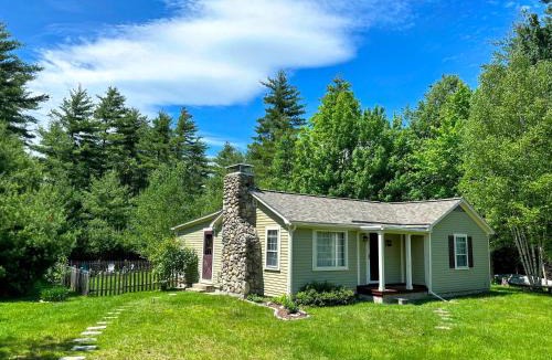 Easton House | GC Adorable home 20 minutes from CannonFranconia Notch Fire Pit wifi laundry Pet friendly