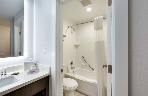 Grants Pass Hotel | Get Ready for Adventure! Minutes Away from Rogue River and Hellgate Canyon!