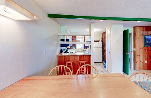 Stowe Area Condo | Golf Course Front Condo with Fast WiFi, Shared Pools & Hot Tub, & Full Kitchen