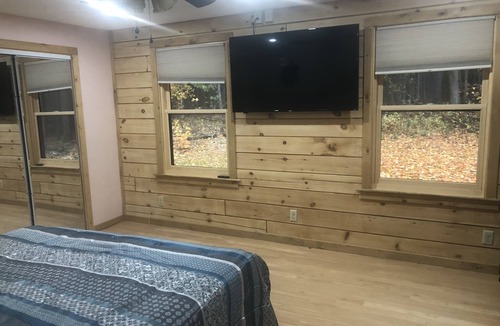 Plattsburgh Cabin | Gorgeous 3bd 3ba Log Home w/Sauna, Screened Porch, and Fire Pit
