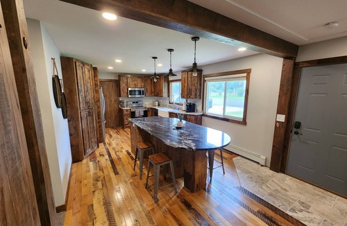 Hudson House | Gorgeous 5 bed Remodel near Downtown Hudson for Groups!