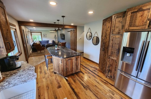 Hudson House | Gorgeous 5 bed Remodel near Downtown Hudson for Groups!