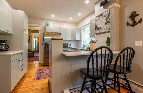 Manchester House | Gorgeous Mountain View in Manchester, Shopping, Dining, Spa. 5 min walk to town.