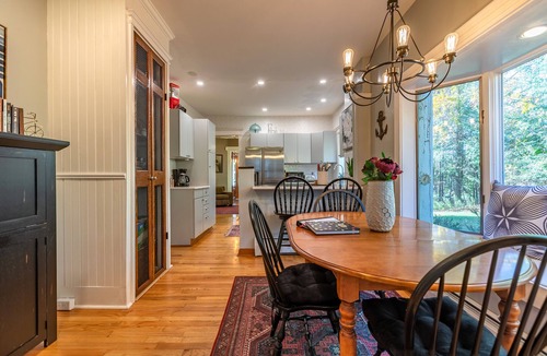 Manchester House | Gorgeous Mountain View in Manchester, Shopping, Dining, Spa. 5 min walk to town.