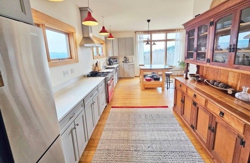 Johnson House | Gorgeous Retreat with Mtn Views near Stowe/Smuggs