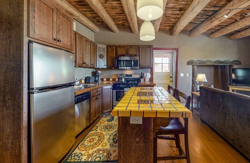 Taos House | Gorgeous Suite - Full Kitchen, Jetted Tub, Fireplaces - Walk to Dining, Dogs OK